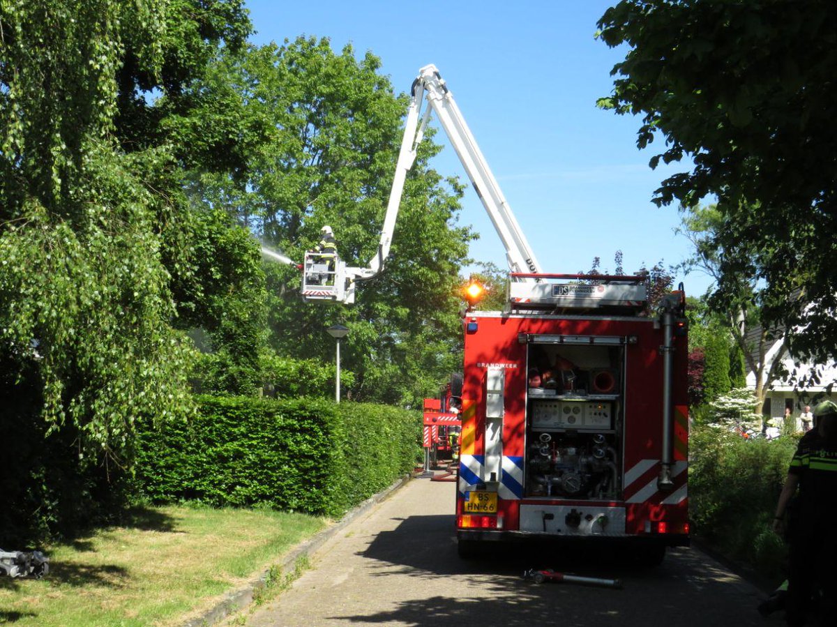 Dakbrand in Damwâld: brandweer schaalt op naar middel-brand -..