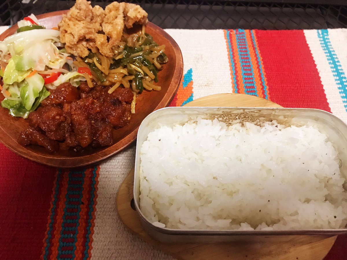 シン على تويتر 今日の夕食 ご飯はメスティンで炊いたけど オカズは半額のお惣菜を木皿に盛っただけ 雰囲気は出たはずだo W O メスティン お惣菜 キャンプ飯 手抜き料理 木皿