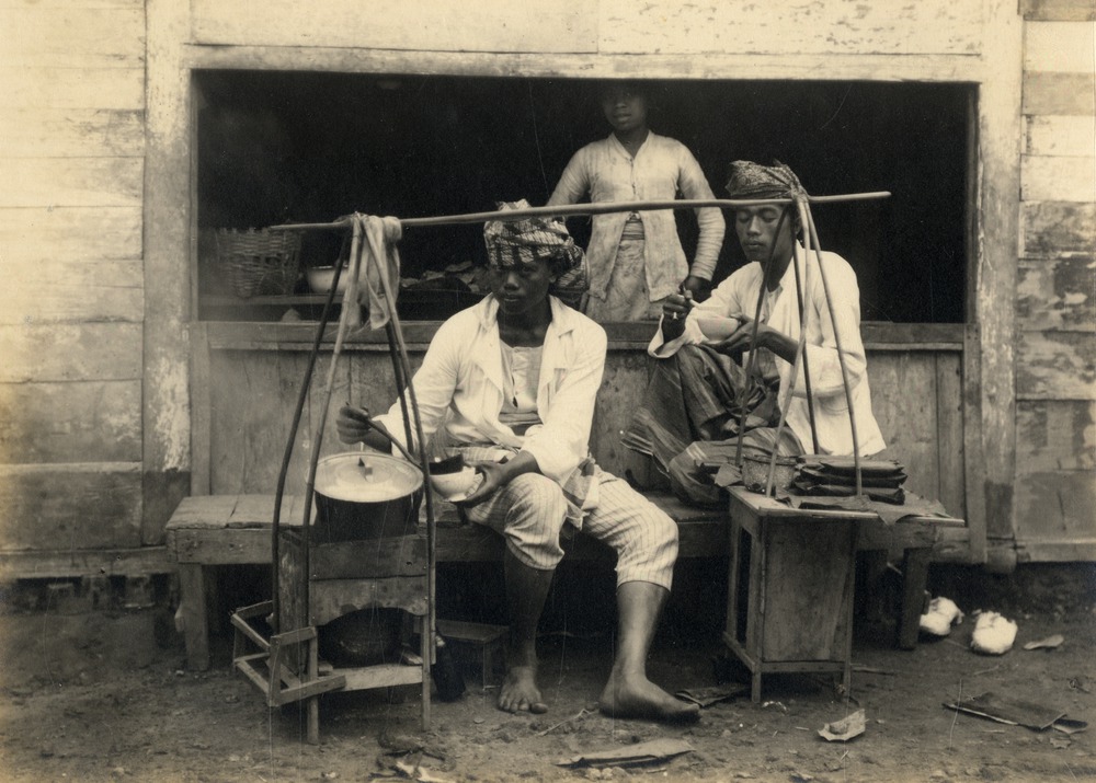 SejarahRI's tweet image. Pedagang keliling di Jawa tahun 1930, jepretan K.T. Satake, fotografer asal Jepang yang membuka usaha fotografi di Tosari, Surabaya.