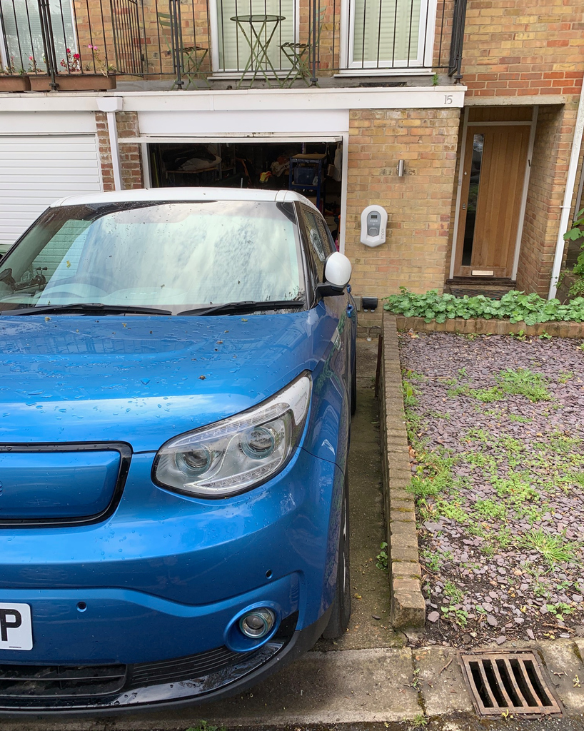 An electric blue @kiamotorsuk #kiasoul #ev poised and ready to charge with a 7kWh socketed #zappi ☀️

🚗 @kiamotorsworldwide #kiasoulev
🔌 @myenergi #happizappi 
📍#berkhampstead
