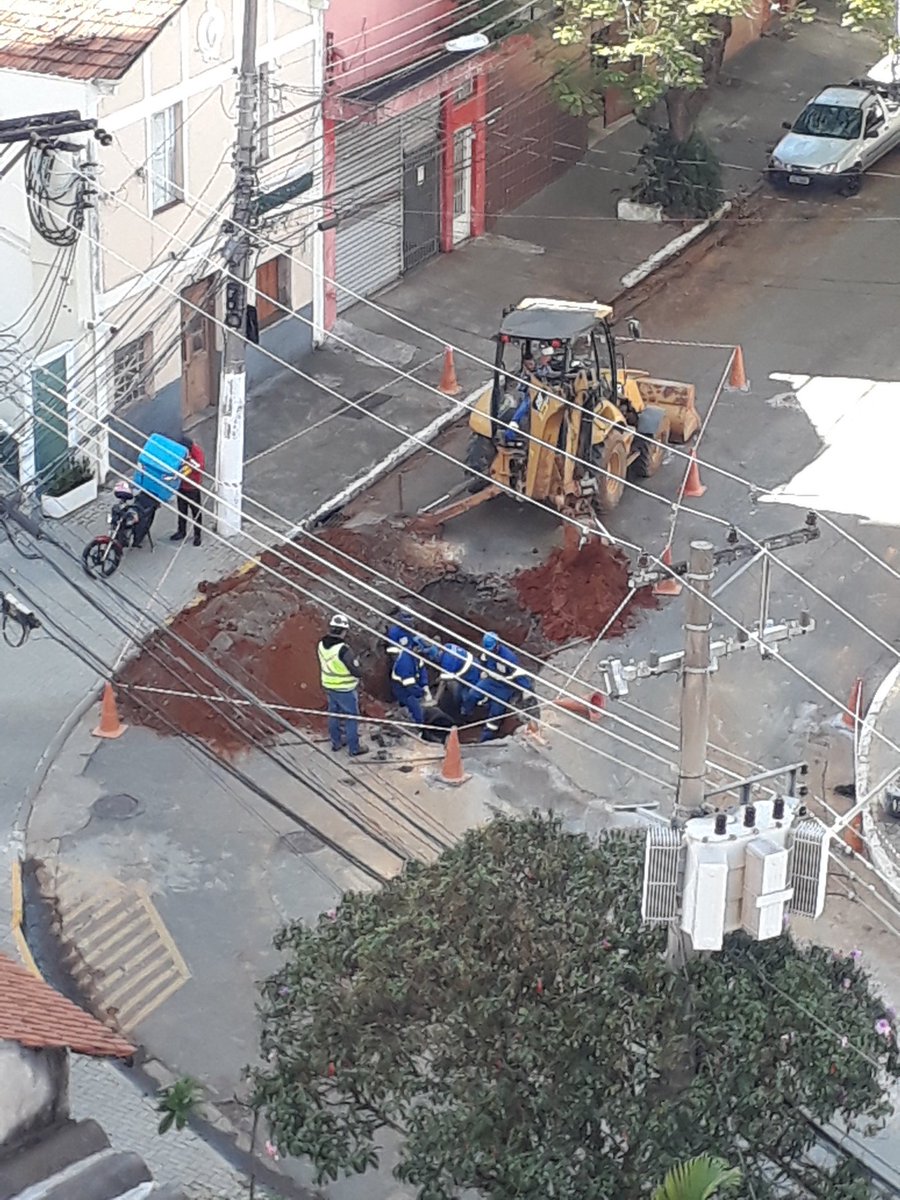 sonitcha_14's tweet photo. #SP1 O que explica isso em tempos de isolamento? Cadê a subprefeitura da Mooca? Aglomeração de operários, alguns sem máscara e barulho dia e noite. Necessidade extrema não é vez q essa quebradeira se iniciou a tempos os buracos ficaram e só agora retornaram! https://t.co/1c3jrndfvY