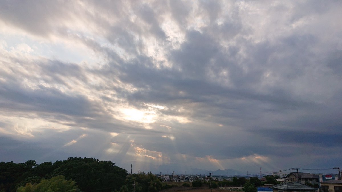inemu_madro's tweet photo. 今日夕刻の空
何故か「もろびとこぞりて」が脳内再生されたで御座るよ。 https://t.co/OHqngqxXCV