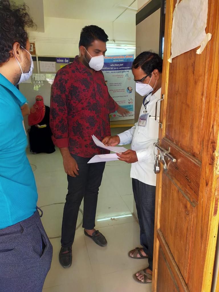 Ayubjagirdar's tweet photo. lockdown ke pahele hi din se logo k bich rahekar apne khidmat anjam dere #Wajed #Ayyub_jagirdar 2000 logo ko GHULAM JILLANI JAGIRDAR AMC HOSPITEL ALTAMASH COLONY SE medical certificate bnakar diya hai JISKE CHALTE 2000 logo ko apne ghar jane me bahot asani hui hai
@asadowaisi https://t.co/MR6wkEmfGq