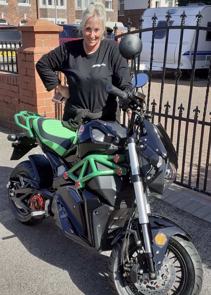 This week we hand-delivered to Heidi at a distance her brand new stunning green Artisan Electric EV0✔️ If you're looking for a new way to get to work while social distancing head over to our website and check out our electric motorcycle range🔋
artisanscooters.com
