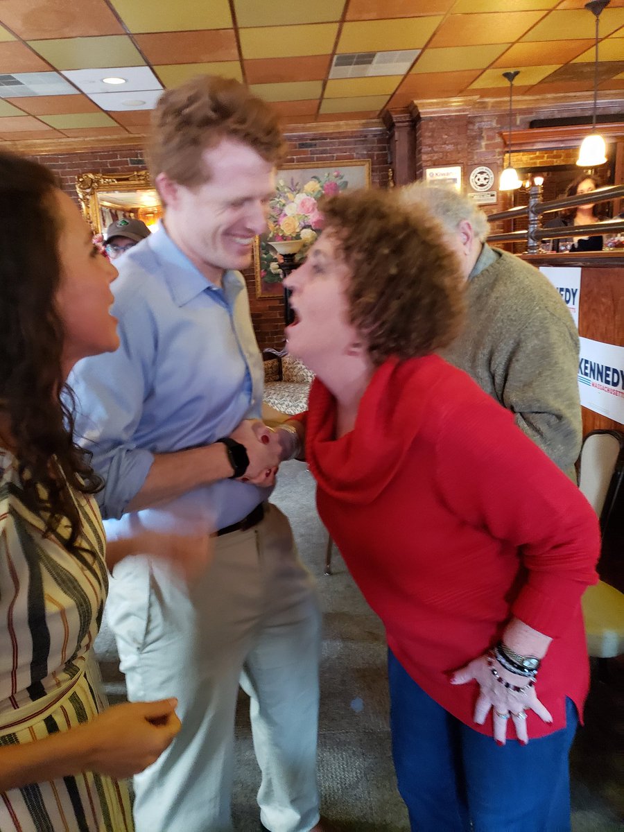 All over the state, people have been SHOCKED to see him - they aren't used to seeing elected officials like  @DianaDiZoglio and  @joekennedy come to talk to them, hear about the challenges they are facing, and earn their vote. /5
