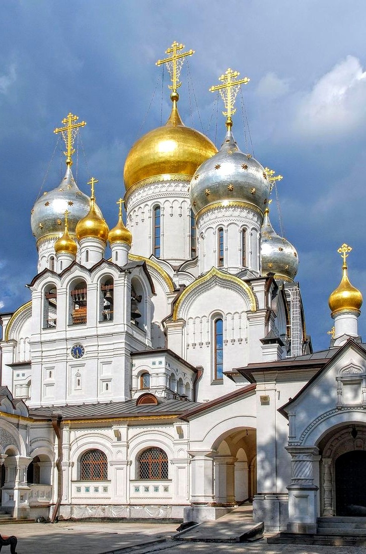 vozvr's tweet image. 100 ЗНАМЕНИТЫХ МОНАСТЫРЕЙ
30. Зачатьевский монастырь. 
1360 г. Москва. 
@history_RF    #СТОМОНАСТЫРЕЙ
Буквально двадцать лет назад от средневековой обители оставались лишь надвратная церковь, пара зданий и часть стены. 
Ныне это украшение столицы с великолепным новым собором!