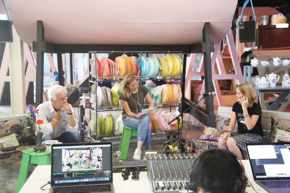 Social label ® tweet media