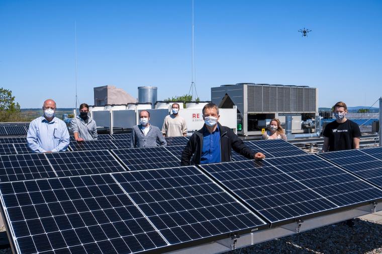 EsdecD's tweet photo. Wie bestreiten Solarmodule das Alter?
Die @hs_coburg hat eine neue #Photovoltaik-Anlage in Betrieb genommen, um die Alterung von Solar-Modulen zu erforschen. Wir sind gespannt auf die Ergebnisse.
https://t.co/mLC90tQ9r5 https://t.co/ll00d3eTio