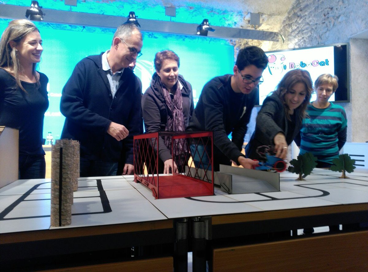 robocatoficial's tweet photo. El Campionat de Robòtica de Catalunya va nèixer l'any 2015 de la mà del @racorobotaires. La roda de premsa de presentació de la primera edició de la #RoboCAT es va celebrar el 4 de febrer de 2016. Des del 2016 fins a l'actualitat 2.000 estudiants han format part del projecte! https://t.co/zZFtdK76CX