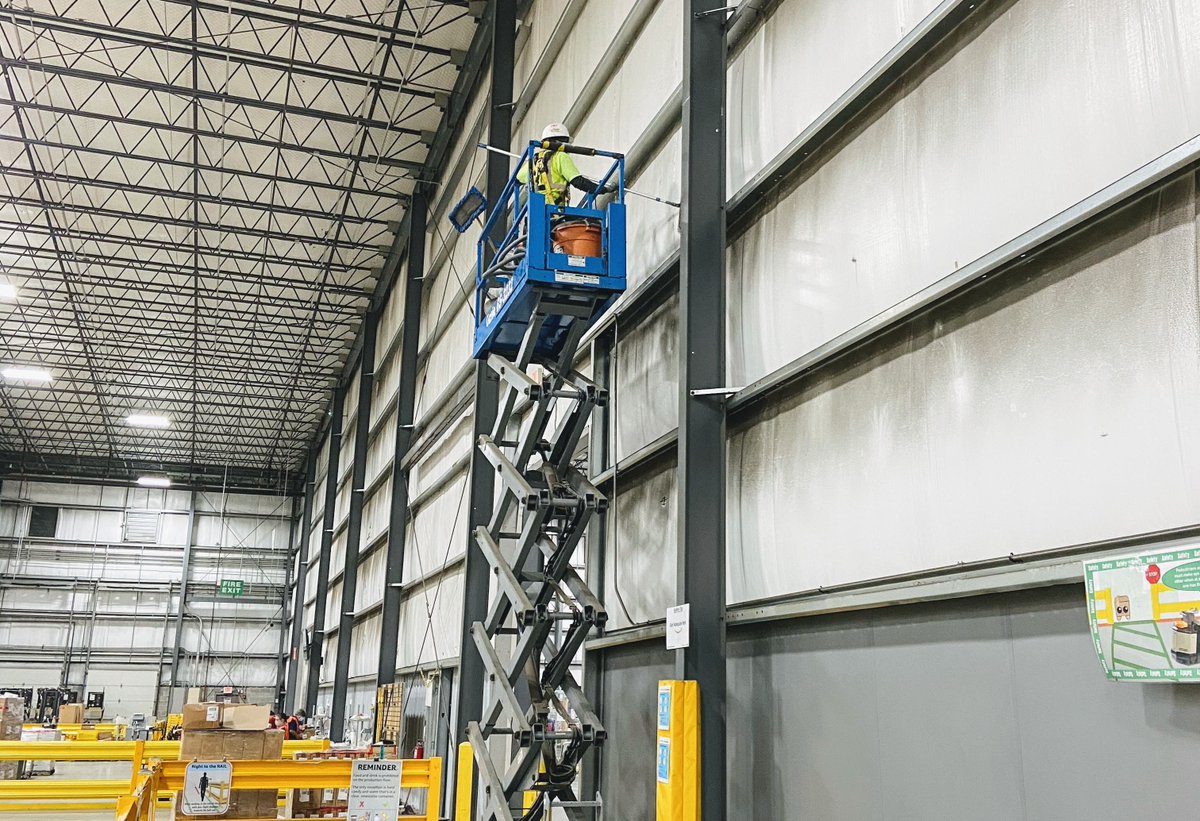 EvercorInc's tweet image. Say &quot;hi&quot; to high bay cleaning! 👋
Yet another service that can be performed safely by our technicians with proper PPE and distancing. We&apos;re cleaning and sanitizing every nook and cranny of our clients&apos; property in order to help them #WorkUninterrupted.