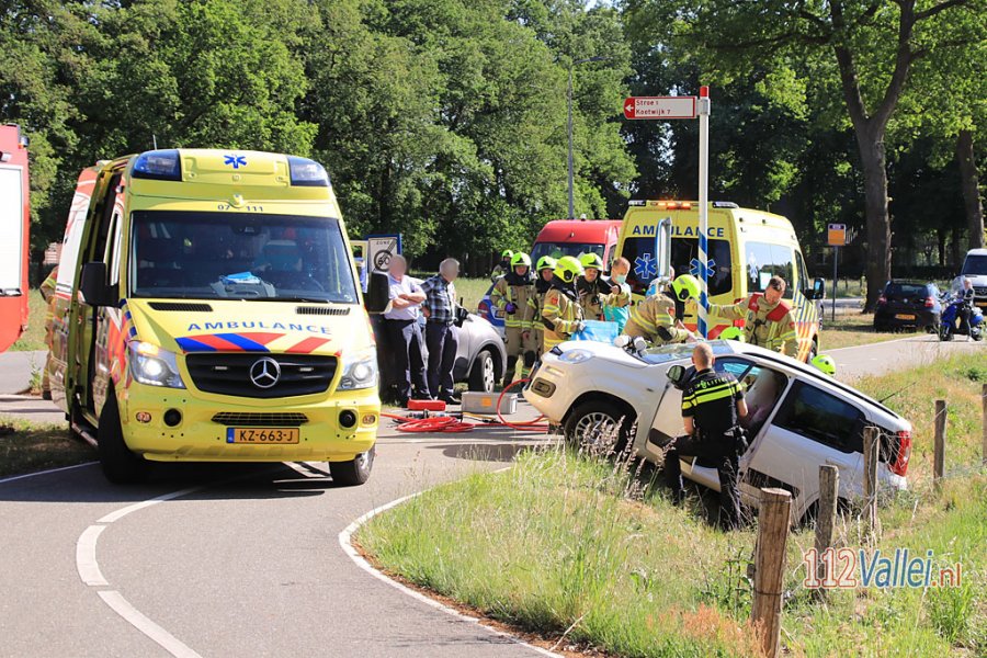 Gewonden bij aanrijding tussen vrachtwagen en personenauto in #Kootwijkerbroek. 112Vallei.