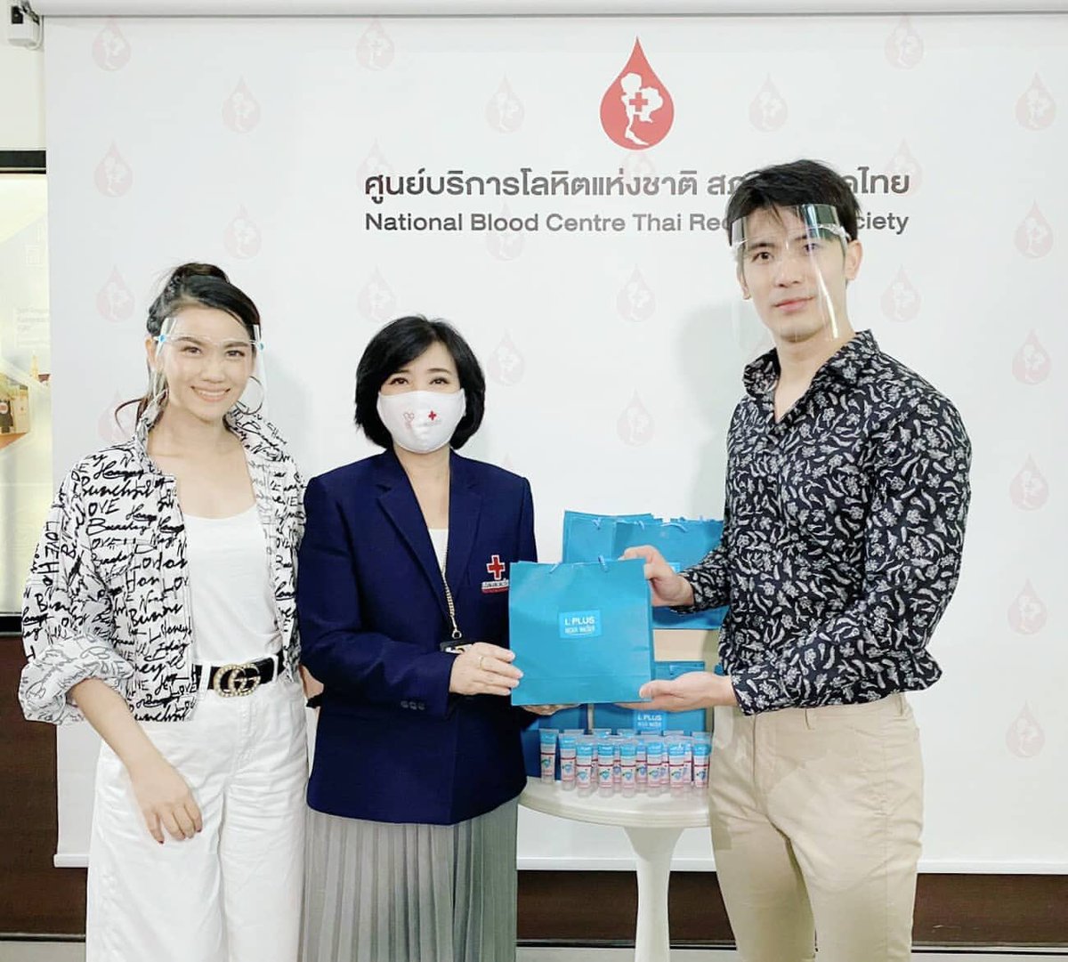 sonyukedotcom's tweet photo. วันนี้หมิงกับสน @sonyuke เอาเจลแอลกอฮอล์ @lplus75 มามอบให้สภากาชาดไทย 1000หลอด เพื่อมาแจกให้กับคนที่มาบริจาคโลหิต และยังร่วมบริจาคโลหิตด้วย อนุโมทนาบุญกันนะคะ 😇😇😇 #moonoitumboon #LPLUS #sonyuke #sonyukefotcom (28-05-2020) Credit : IG @mingmoonoi https://t.co/Rhg2OOmFLV