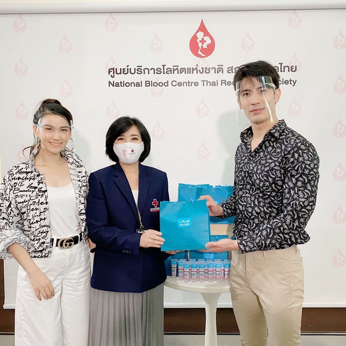 sonyukedotcom's tweet photo. วันนี้หมิงกับสน @sonyuke เอาเจลแอลกอฮอล์ @lplus75 มามอบให้สภากาชาดไทย 1000หลอด เพื่อมาแจกให้กับคนที่มาบริจาคโลหิต และยังร่วมบริจาคโลหิตด้วย อนุโมทนาบุญกันนะคะ 😇😇😇 #moonoitumboon #LPLUS #sonyuke #sonyukefotcom (28-05-2020) Credit : IG @mingmoonoi https://t.co/Rhg2OOmFLV