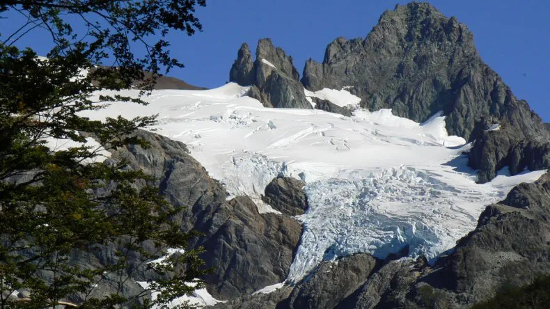 Lago Bagillt (Glaciar Colgante-Cerro Conico) Chubut. Patagonia Argentina.