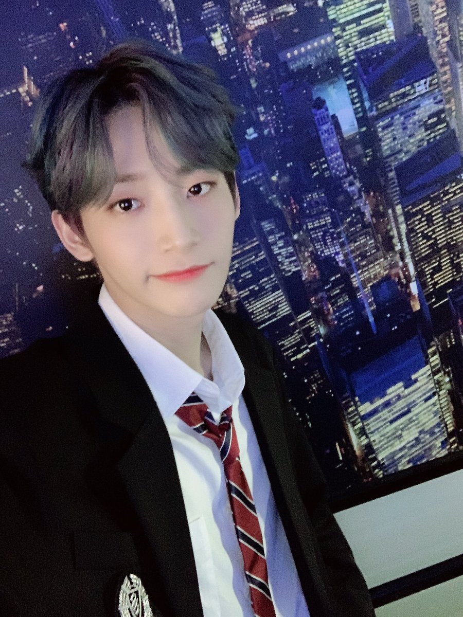 CRAVITY_twt's tweet photo. 러비티~🥰 교복 입은 정모예요!!저희 숙소 야경어때요?ㅋㅋ 멋지죠?ㅋㅋ
#크래비티 #정모 #러비티 #실루엣댄스 #교복모 #야경 https://t.co/nXIK23OMFD