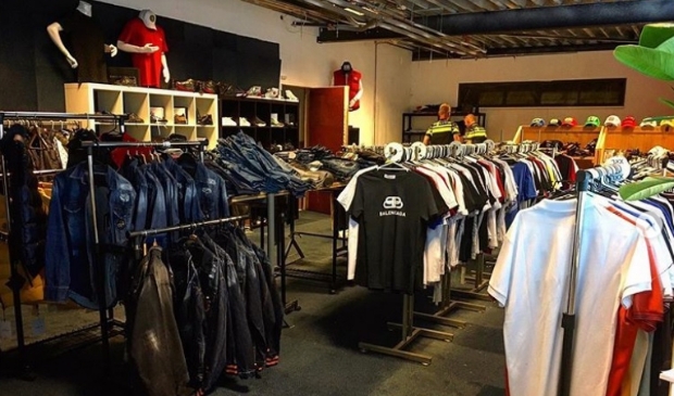 Politie vindt pand vol kleding van nepmerken in Bleskensgraaf - ..