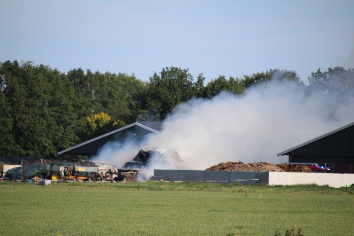 Flinke stapel strobalen in brand in Westerhaar-Vriezenveensewijk .