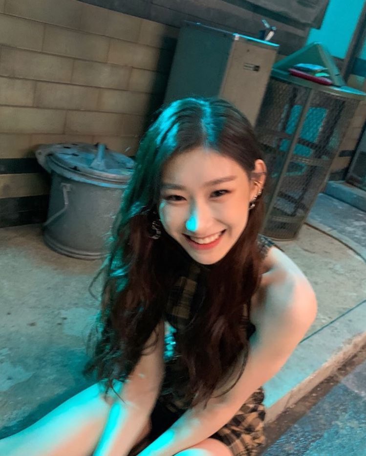 chaerpics's tweet photo. she's so precious <3 https://t.co/6uwDsmZjIY