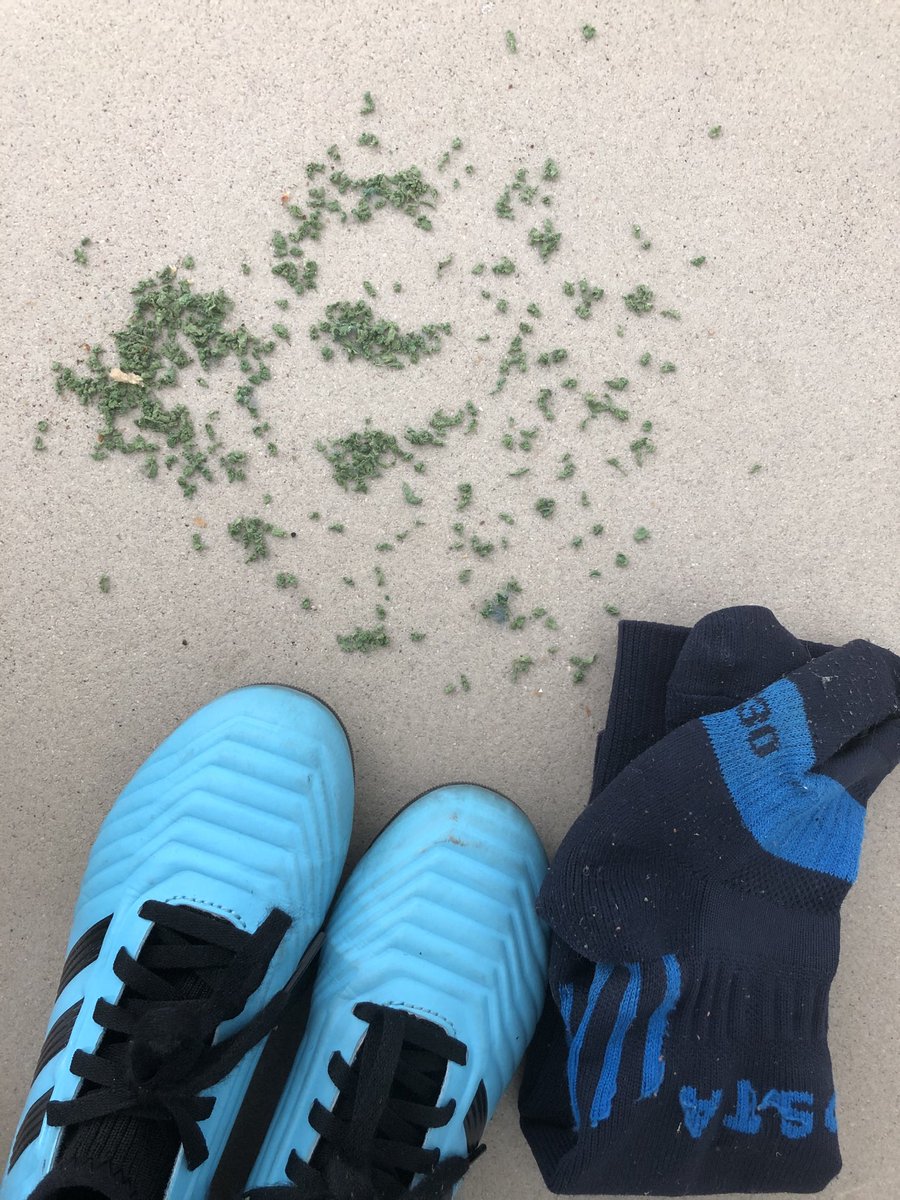 Mij maak je niet wijs dat kunstgrasvelden geen schadelijke plastic vervuiling veroorzaken: dit bergje plastic korrels bij mij thuis komt van een uurtje voetbal door dochterlief⚽️ !  Gemak in onderhoud is zo een ramp voor het milieu. #Meiplasticvrij