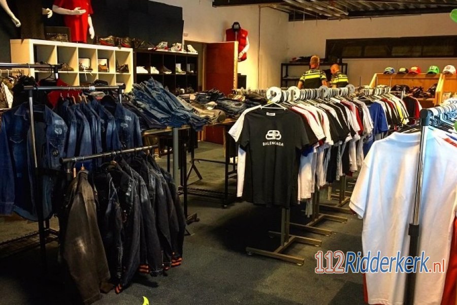 Politie vindt pand vol nepkleding in Bleskensgraaf. 112Ridderkerk.