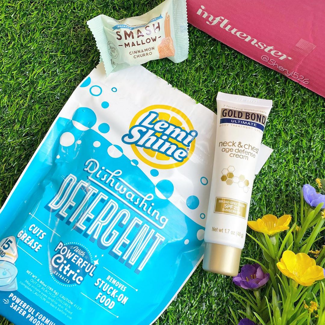 Influenster's tweet image. Our members certainly digging their #SpringForwardVoxBox featuring some goodies from @LemiShine,  @Snackapade and #GoldBondUltimate. 🌸Hit the link below to see how YOU could get a VoxBox, too! 👇 
bit.ly/34nzHtT