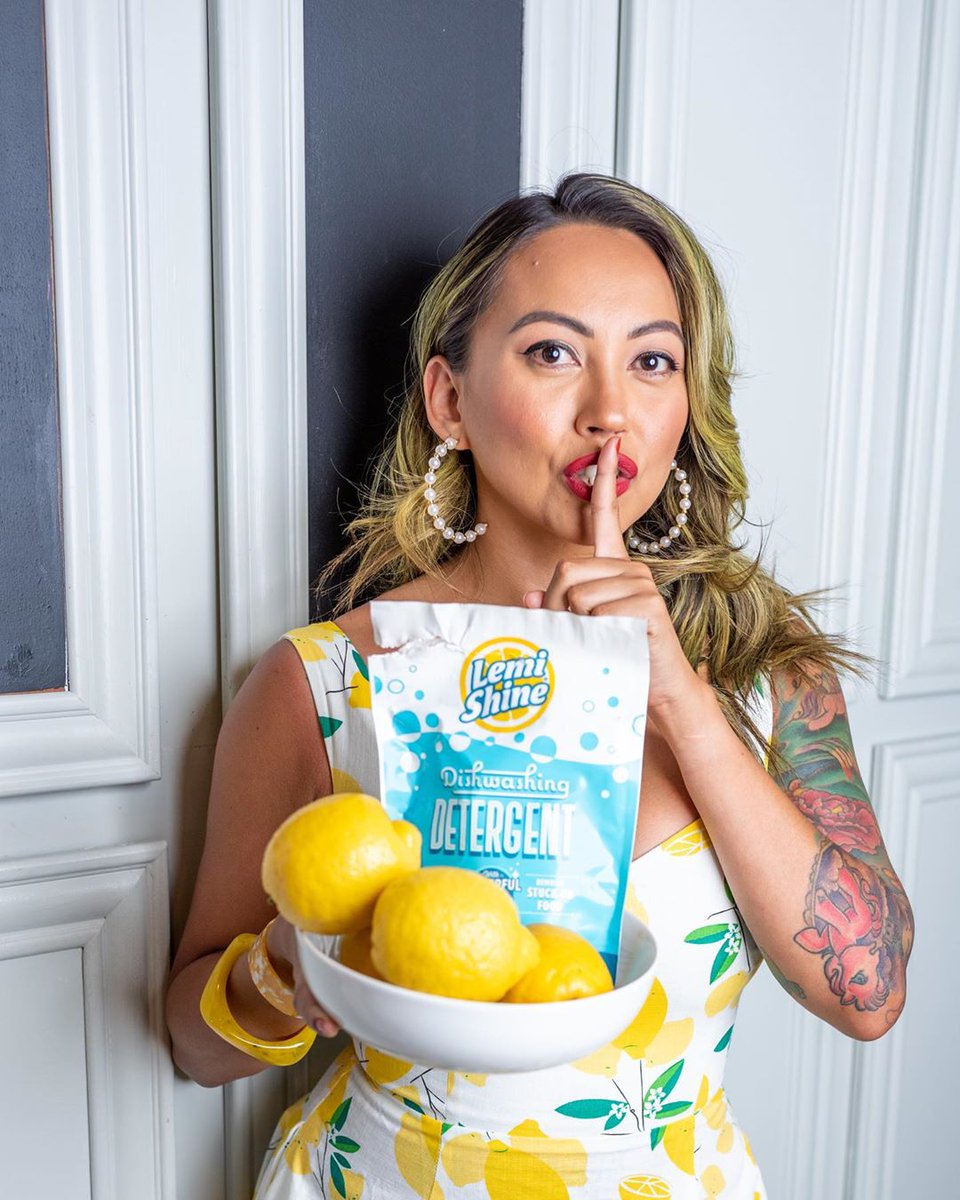 Influenster's tweet image. Our members certainly digging their #SpringForwardVoxBox featuring some goodies from @LemiShine,  @Snackapade and #GoldBondUltimate. 🌸Hit the link below to see how YOU could get a VoxBox, too! 👇 
bit.ly/34nzHtT