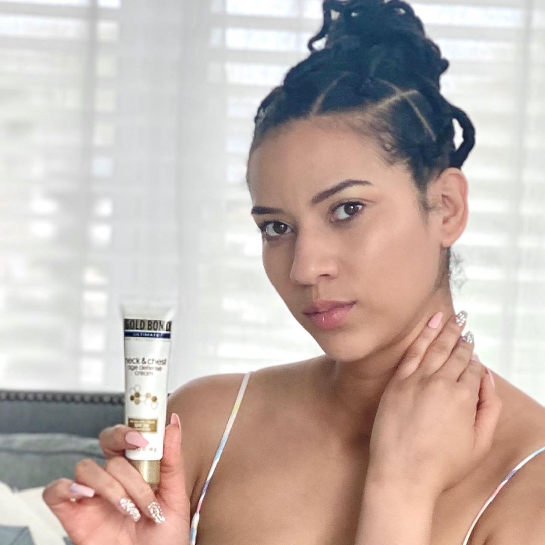 Influenster's tweet image. Our members certainly digging their #SpringForwardVoxBox featuring some goodies from @LemiShine,  @Snackapade and #GoldBondUltimate. 🌸Hit the link below to see how YOU could get a VoxBox, too! 👇 
bit.ly/34nzHtT