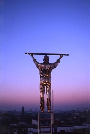 museomadre's tweet photo. Oltremisura 💛
Il tramonto su "L'uomo che misura le nuvole", scultura in bronzo dell'artista belga Jan Fabre, allestita sul terrazzo del Madre nell'ambito del progetto "Per_formare una collezione".
#museoMadre #throwbackMadre https://t.co/Xk8Tna4smk