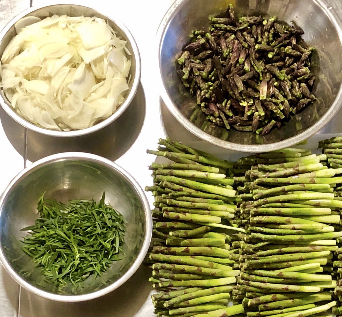 100Bowls's tweet photo. Asparagus Tarragon mise en place “everything in its place.” Fresh batch being made today. Place your order online for pick up tomorrow!
#100bowlsofsoup #100bowls #asparagus #asparagussoup #vegan #glutenfree #dairyfree #madefromscratch #miseenplace https://t.co/LbtcVaRJpH