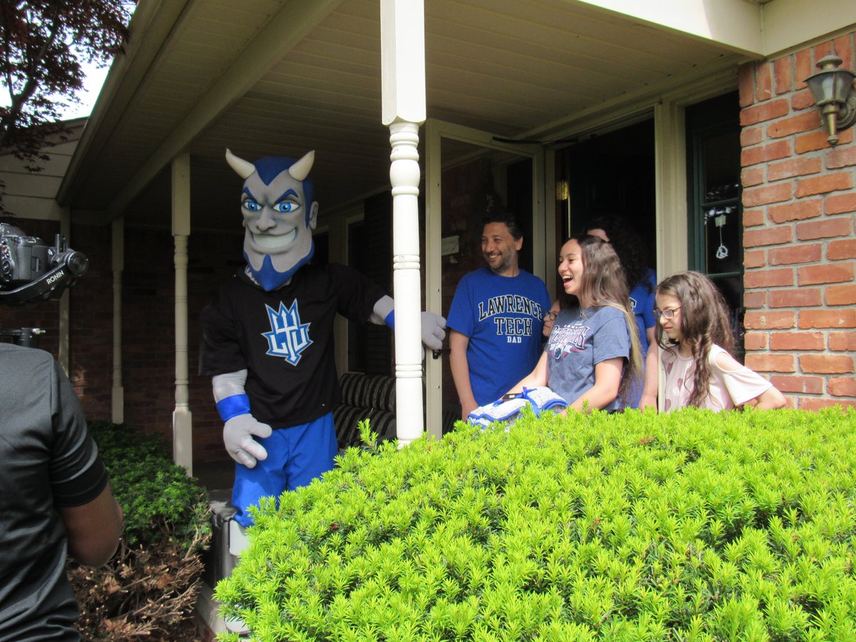 Lawrence Tech is welcoming a full class of students this fall. Several accepted undergrads were randomly selected for visits by the University mascot to celebrate their upcoming attendance. Thanks to WDIV for the coverage! [VIDEO] bit.ly/3dc33j8 #WeAreLTU