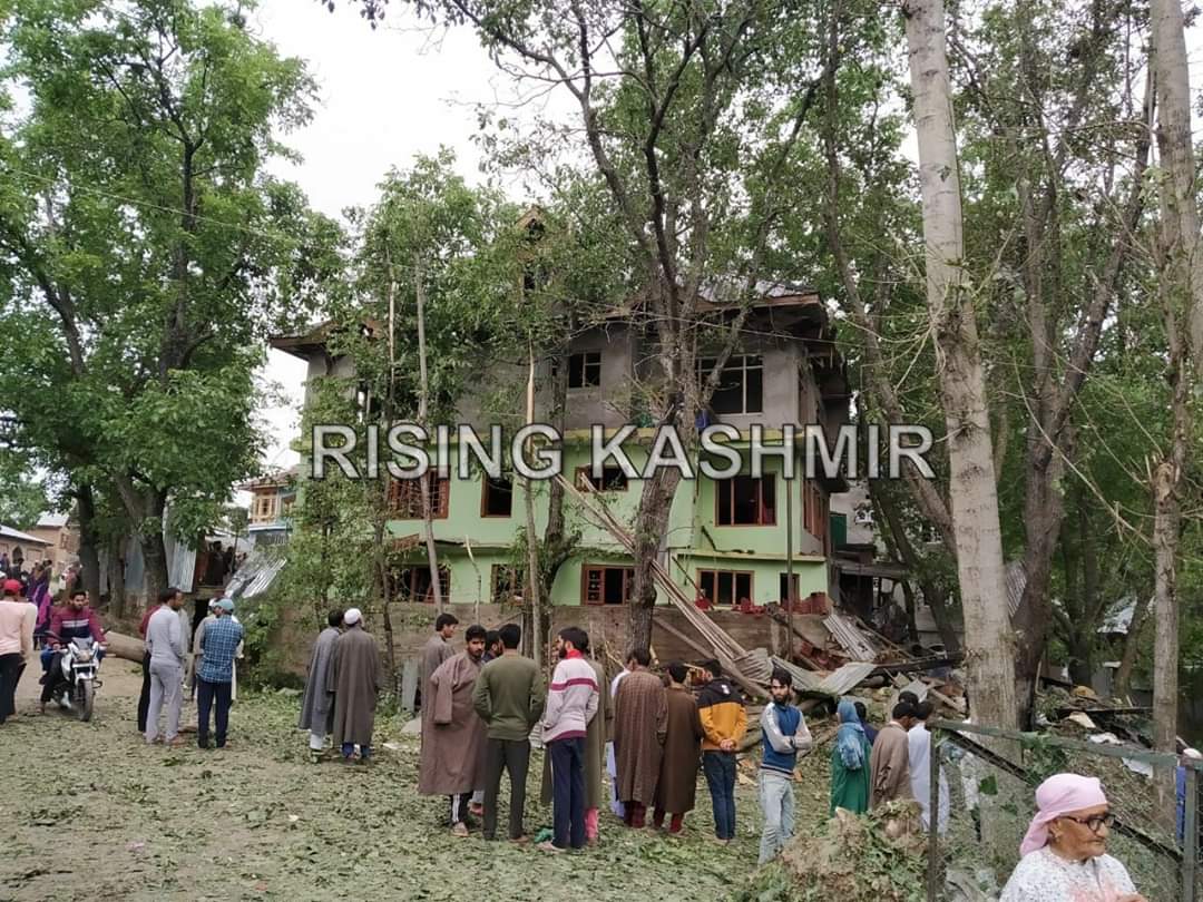 RisingKashmir's tweet image. #Police and security forces #diffused around 45-kg #Improvised #Explosive #Device (#IED) and a major tragedy was averted after they intercepted a car fitted with IED in #Pulwama south of #Srinagar on 28 May 2020. Photo / Rising Kashmir.