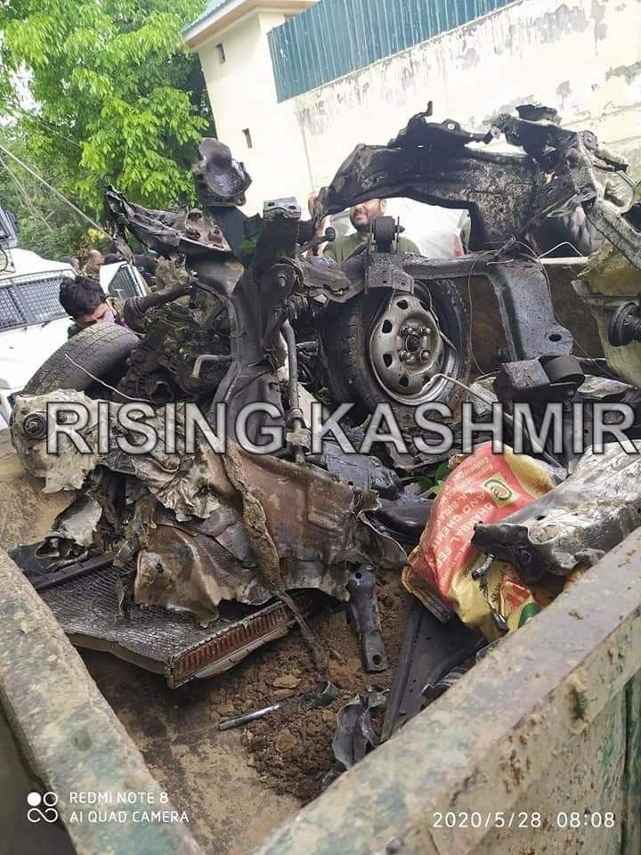 RisingKashmir's tweet image. #Police and security forces #diffused around 45-kg #Improvised #Explosive #Device (#IED) and a major tragedy was averted after they intercepted a car fitted with IED in #Pulwama south of #Srinagar on 28 May 2020. Photo / Rising Kashmir.