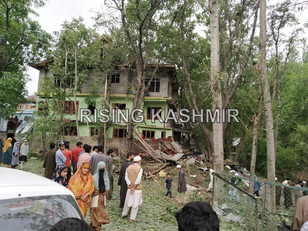 RisingKashmir's tweet image. #Police and security forces #diffused around 45-kg #Improvised #Explosive #Device (#IED) and a major tragedy was averted after they intercepted a car fitted with IED in #Pulwama south of #Srinagar on 28 May 2020. Photo / Rising Kashmir.