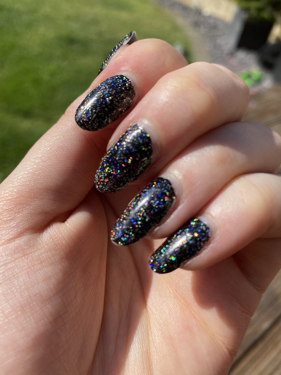 ellietaps's tweet photo. It’s been three weeks since I painted my nails with @nailogical @holotaco and they’ve started lifting off they must know that I’m in work next week I have to cut my nails with the new guidelines so I’ll be taking it off at the weekend, filing my nails, and putting some more on 😂 https://t.co/4DnLDlaSNB