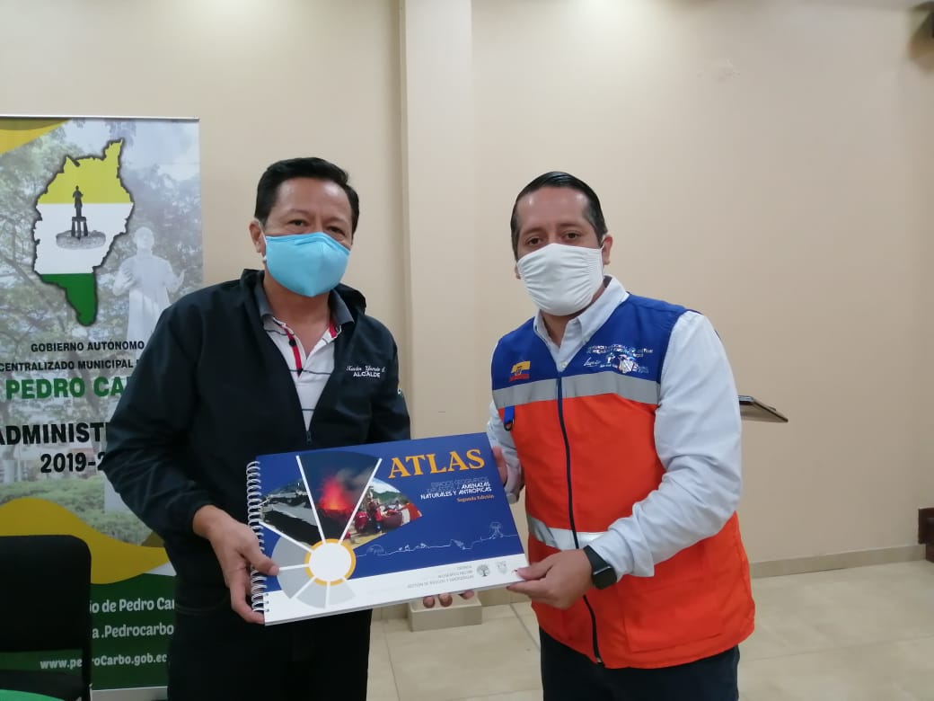 Riesgos_Ec's tweet photo. #Guayas | Director General de @Riesgos_Ec, @RommelSalazar35, entrega a los Alcaldes de #PedroCarbo, #IsidroAyora y #LomasDeSargentillo los
Atlas de Espacios Geográficos Expuestos a Amenazas Naturales y Antrópicas. | #JuntosEcuador #AEcuadorLoSacamosTodos https://t.co/fFiczmD9Tr
