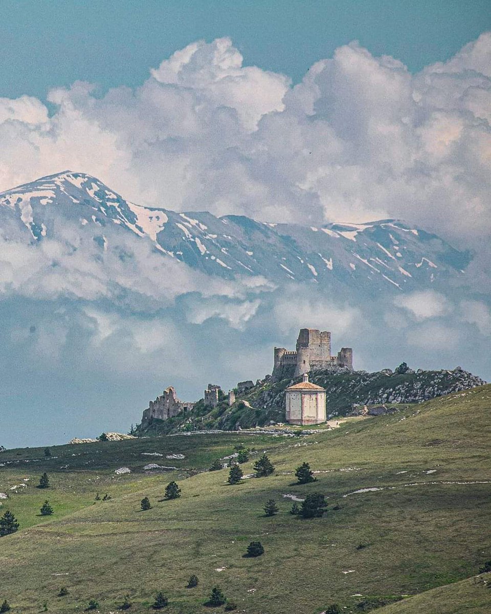 YourAbruzzo's tweet photo. Quanta meraviglia! Pare un acquerello questa fotografia di Rocca Calascio (Aq) che ritrae il castello e la splendida chiesa di Santa Maria della Pietà in una prospettiva insolita...
Fotografia da Instagram di marco_pinardi
#Abruzzo #viaggioinabruzzo #turismo #cultbruzzo https://t.co/pizWaZxoSj