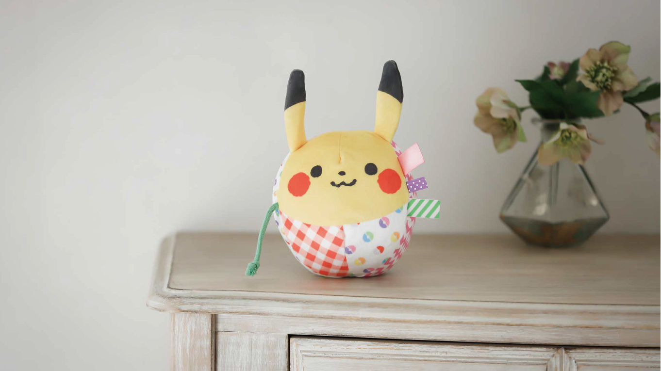 モンポケ公式ツイッター やわらかな素材のピカチュウのタグボール 小さな指でつまめるリボン にぎにぎしやすいひも つかみやすい耳で 手指を使って遊べます やわらかな素材で出来ているので 赤ちゃんのはじめてのおもちゃにぴったり はじめての