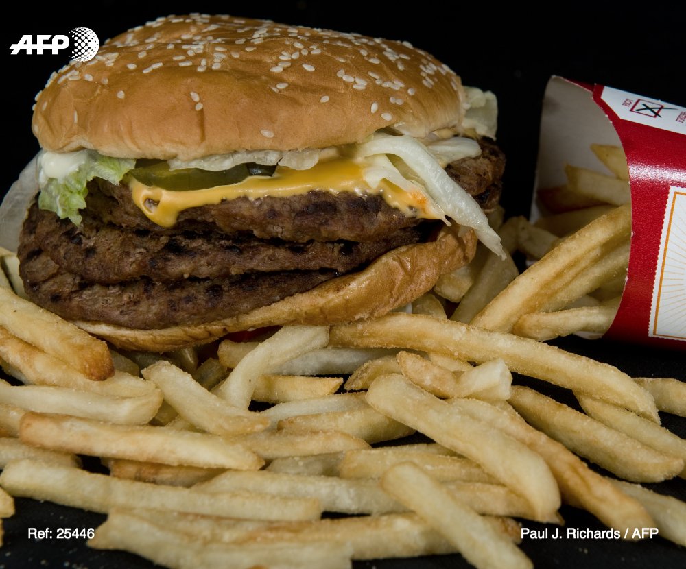 afpfr's tweet image. Des élus proposent de taxer les aliments présentant une &quot;mauvaise qualité nutritionnelle&quot; et de pousser l&apos;industrie agroalimentaire à concevoir des plats moins sucrés, salés et gras, dans un rapport sénatorial présenté jeudi #AFP