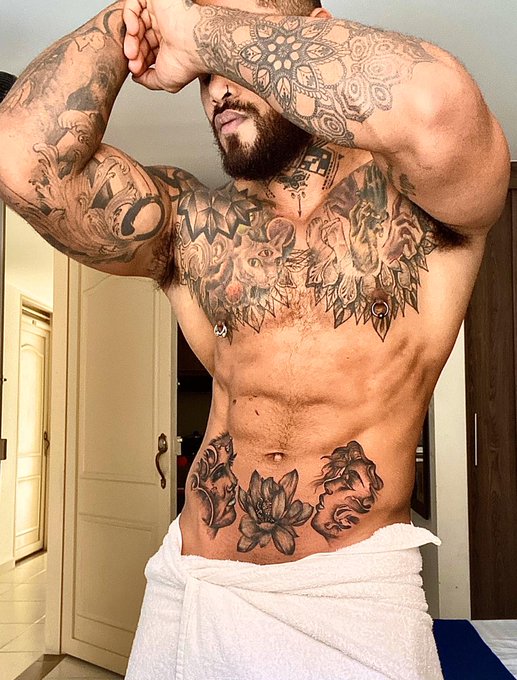 Tattoos and abs? Yes please ? #ThursdayThoughts #thursdaymorning #ThursdayMotivation #thursdayvibes #ThursdayTreat