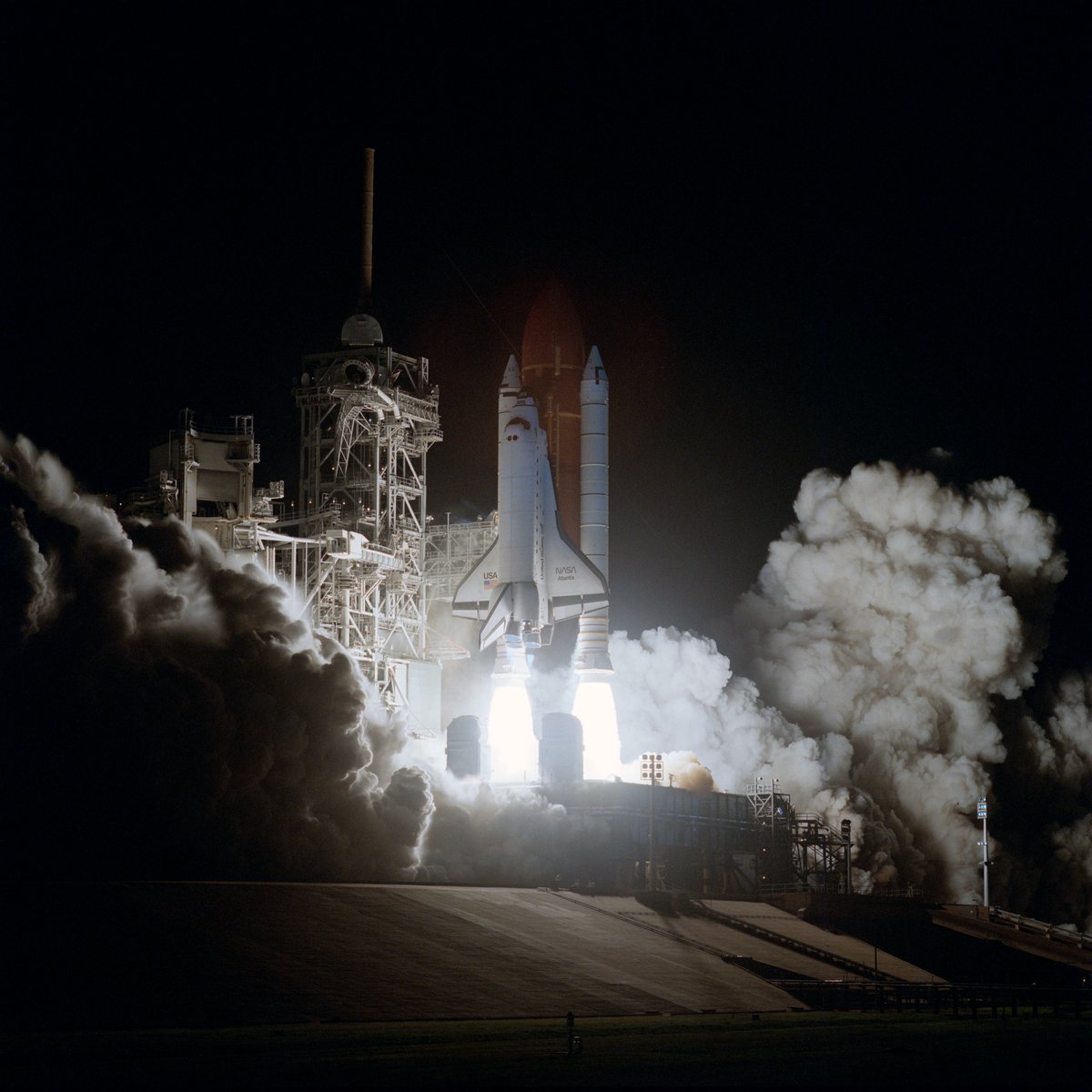 SpaceAboveUs's tweet photo. Atlantis is back on STS-38, the last fully classified shuttle mission. We'll dig into a story that unfolds over two decades and explore some fascinating hypothetical situations #STS38 1/7 https://t.co/dDx3JFDgek