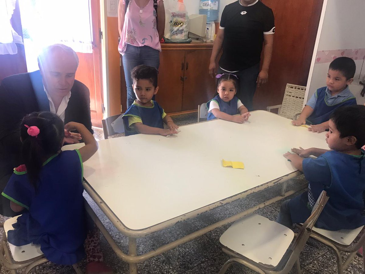 Las maestras y maestros jardineros son los que abren la puerta a la educación en esos primeros años de vida. Cuidan y educan a nuestros niños que son los tesoros de nuestra sociedad.
Gracias por el amor y el compromiso. Feliz día