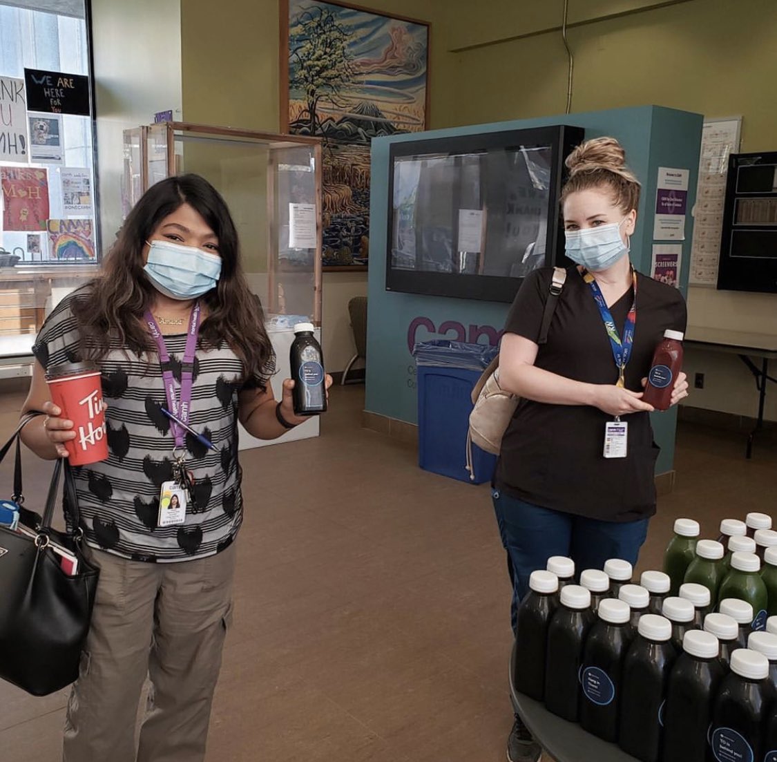 meals_TO_heal's tweet image. Yesterday’s Wellness Wednesday delivery to @CAMHnews of 100 fresh pressed juices from @ItsDailyPress 🧃and 1,000 masks courtesy of #brainchanges 😷
Link in bio to donate, show TO your support! 🙏
#KeepingTheFrontLinesFed #MealsTOHeal #COVID #MasksForMeals