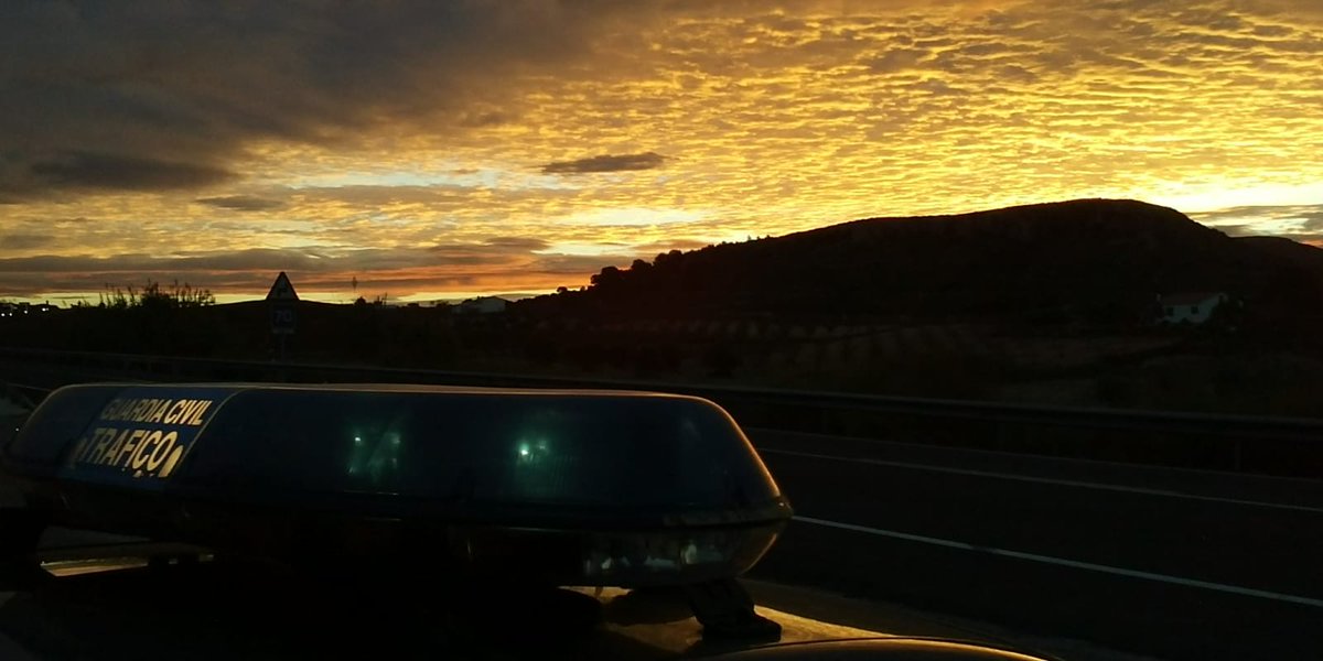 DJGC_Oficial's tweet photo. @DJGC_Marketing @yohannaalonso13 @ElTiempoNavarra @ElTiempo_tve @ElTiempoes Hasta q el sol aparezca en @AlmansaMeteo @AlmansaCiudad la luz la llevan quien se encarga d cuidar la noche @guardiacivil @AlmansaEmerg hasta la llegada matutina #Polilla @FranGM78 gracias y buen servicio @rruedaraton #GCTrafico #ServiryProteger @ElDigitalAB @TribunaAlbacete https://t.co/Si0lSrG2KH