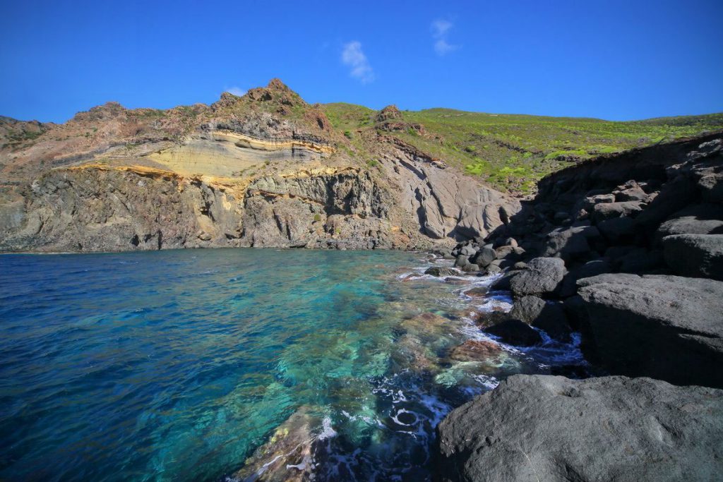 The most relevant Mediterranean outcrops are Lipari, Palmarola, Pantelleria and Sardinia, whose obsidians can be differentiated according to their Raman bands. Thanks to this technique, we have determined that the most probable origin for these mirrors would be Pantelleria.