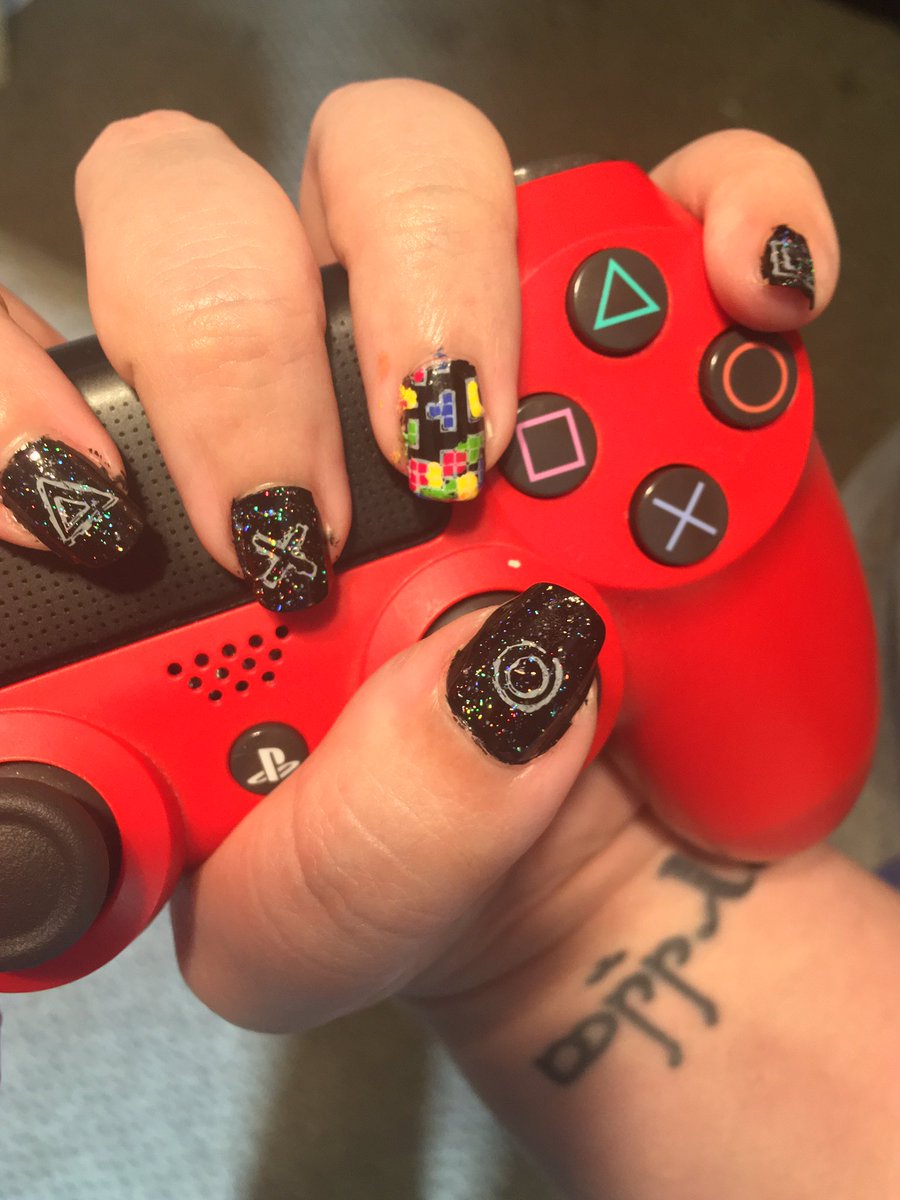 dani7884's tweet photo. This week’s entry for #holotacovideogamesnailart  #holotaco #flakeyholotaco #simplynailogical https://t.co/1JJzaCgzB0
