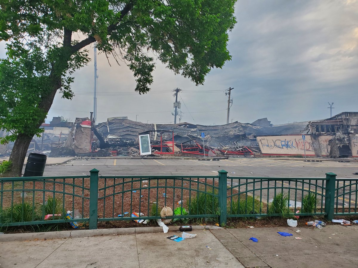 I walked the neighborhood this morning. I& #39;m shaking with rage and grief for my community. We need first to deescalate the violence. The violence of the MPD and the violence of the looters. 1/x