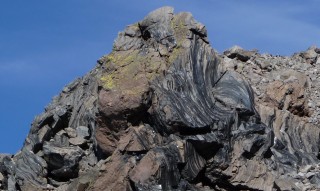 Obsidian is formed through a rapid cooling of lava streams with a SiO2 concentration higher than 70 %. The SiO2 concentration of the Vesuvian lava ranges from 47 to 67 %, thus being insufficient to form obsidian. Hence, these mirrors can't present a local origin.