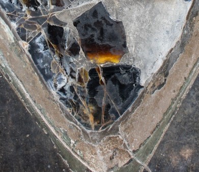 The degradation of these mirrors is due to the mortars employed to join the obsidian fragments in conservation processes. We can observe a white crust, which hides the vitreous and shiny appearance of the obsidian, and a yellow crust, related to the presence of iron compounds.