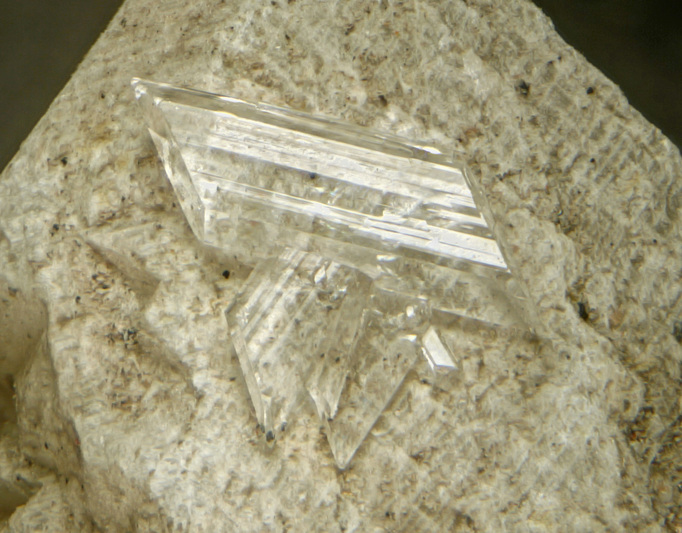 Via Raman spectroscopy it was possible to identify gypsum (CaSO4·2H2O) and nitrocalcite (Ca(NO3)2·4H2O) in the white crusts and in the restoration mortars. The deposition of gypsum on the obsidian surface can be due to subsequent lixiviation and recrystallisation processes.