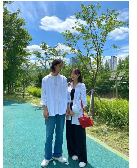official_areum's tweet photo. 구름���️예뻤던날✨✨💛
커프리 샤쓰👔사진찍기 싫은 형고니👶👶
#gwonees #areum #ulzzang https://t.co/lkX7DrTy0f